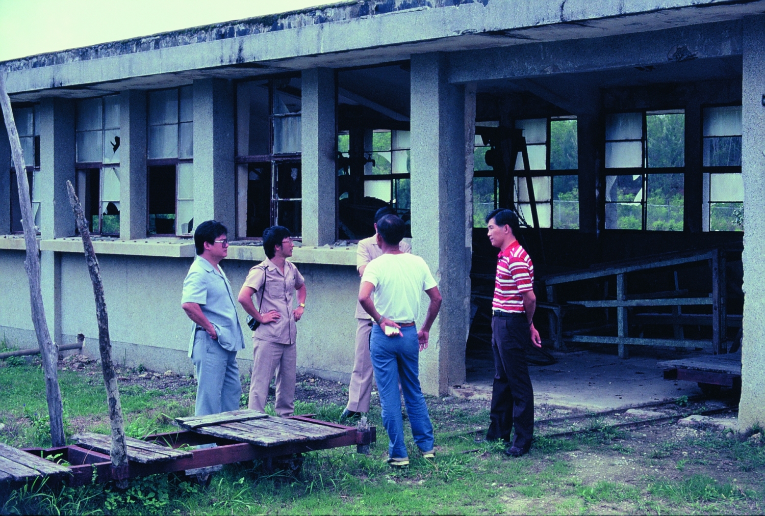 張隆盛為保存瓊麻產業文化遺址現勘墾丁國家公園／郭瓊瑩 提供
