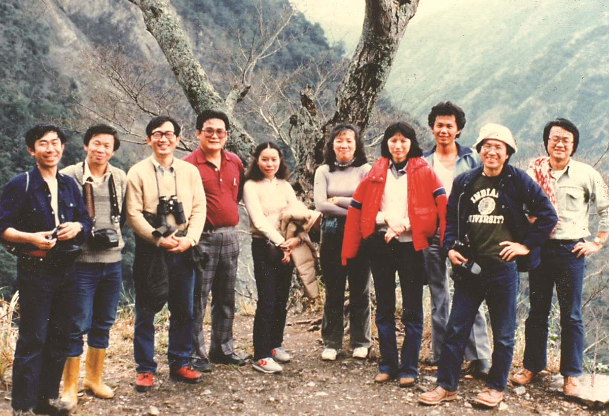 1980 年代初期張隆盛帶隊勘查東埔溫泉一帶／ 內政部營建署 提供