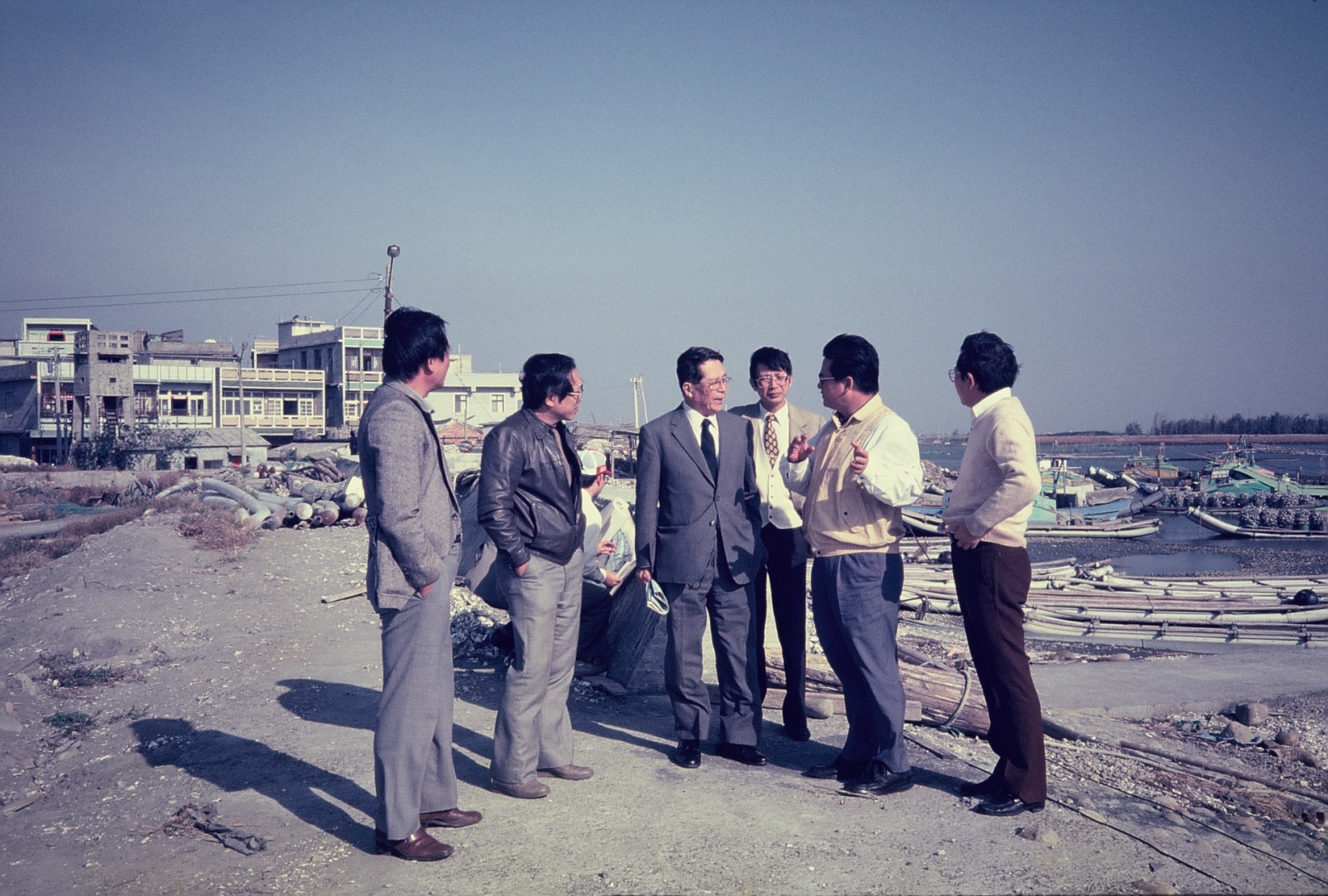 1986 年張隆盛推動「沿海保護計畫」與日本顧問勘查東石海岸／郭瓊瑩 提供
