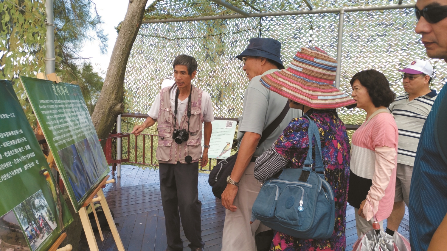 為避免鳥群緊張,在賞鳥臺布置了適當的偽裝,以便遊客觀察/金管處 提供