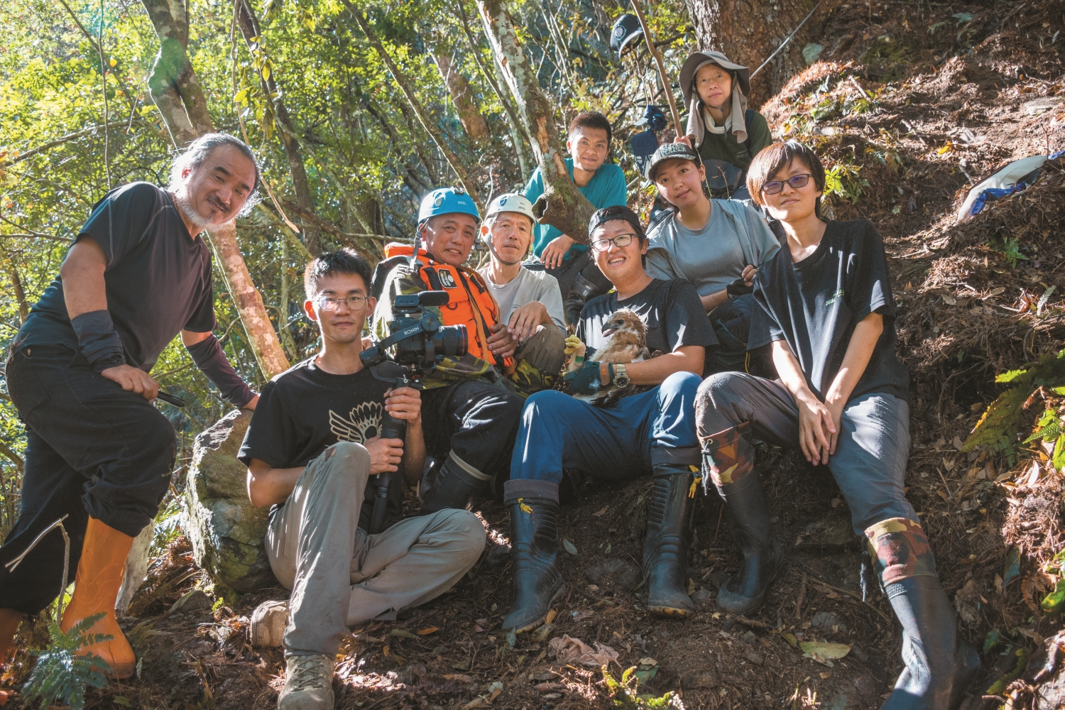 研究猛禽不只要抬頭看,更需要一群人走入山中調查(中央白帽者為孫元勳)/孫元勳 提供