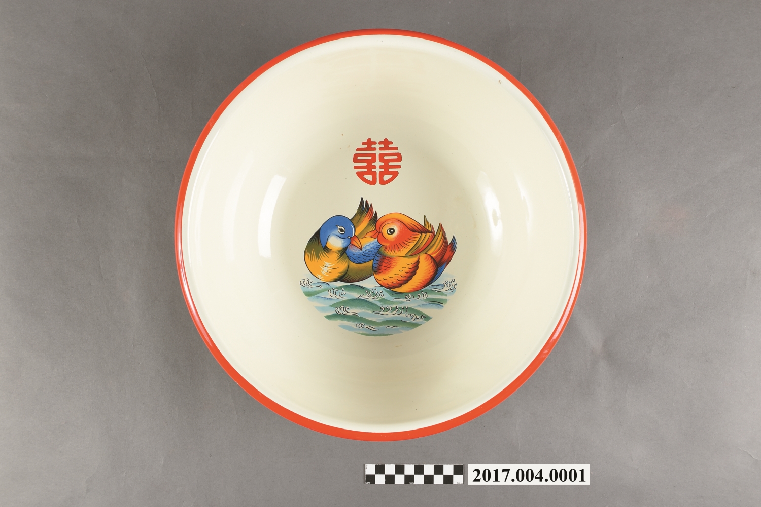 繪有鴛鴦圖案的臉盆是許多人的老家回憶之一／國立臺灣歷史博物館 提供