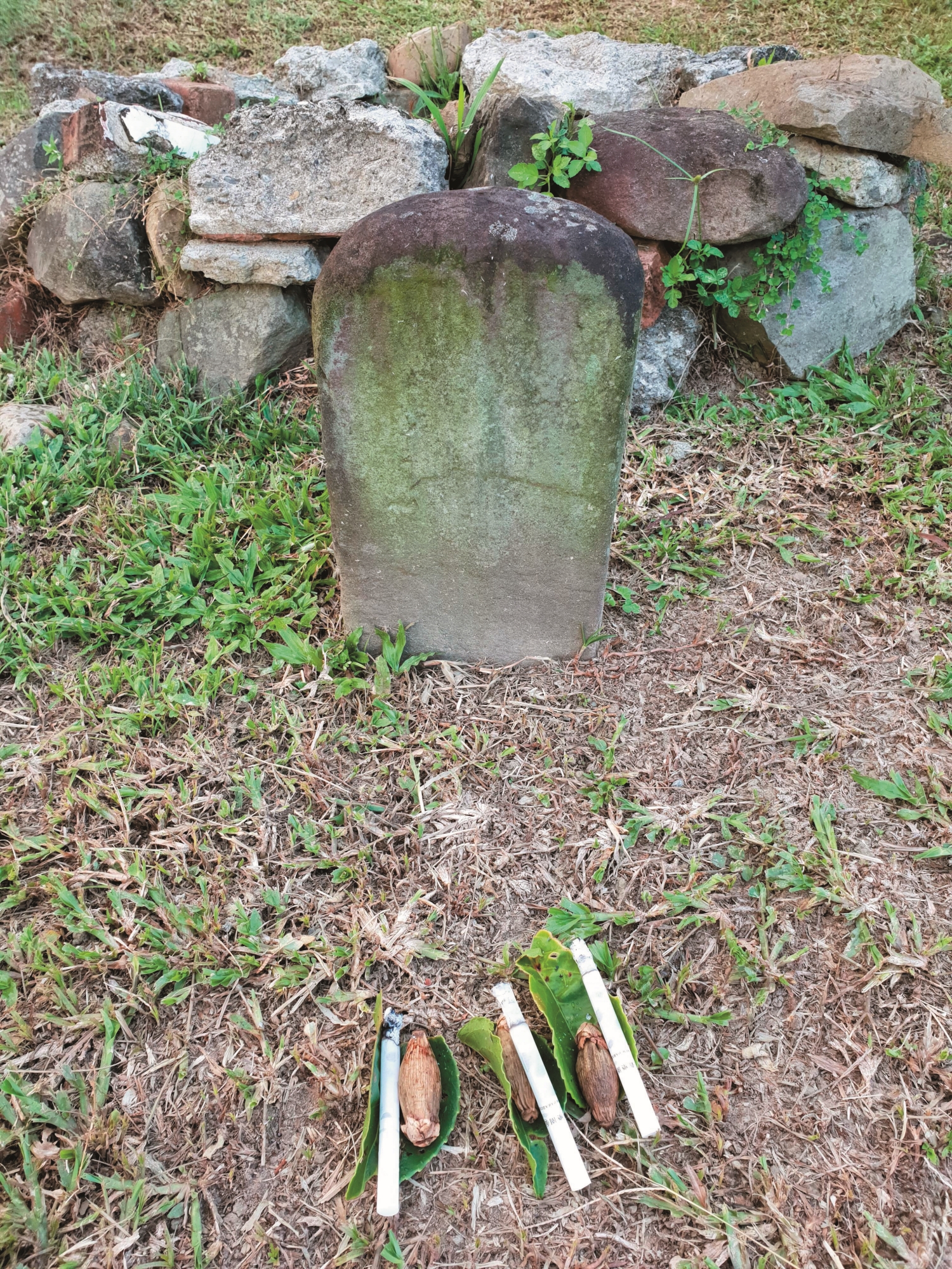 以石板作為巴丹祖墓祭拜／劉還月 攝