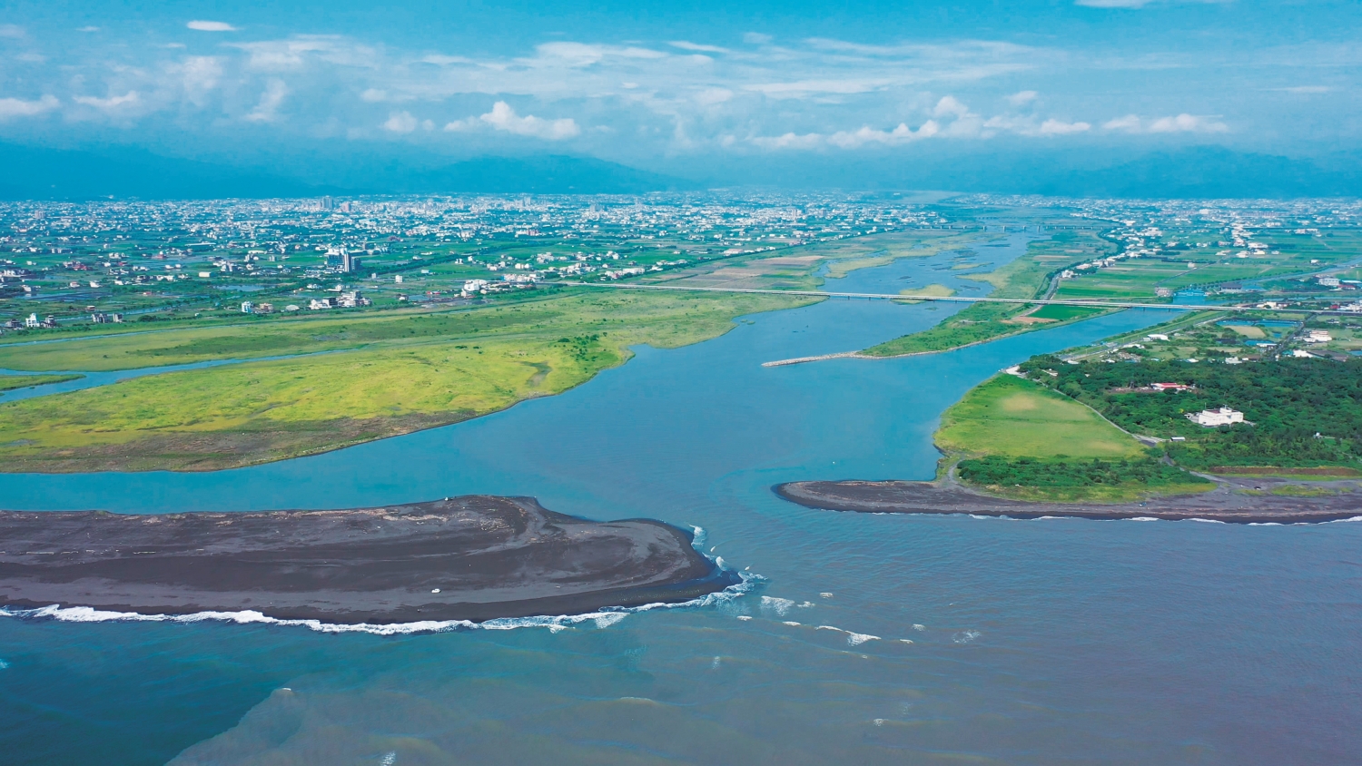 三河匯流沖積成幅員廣闊的濕地/高偉文 提供