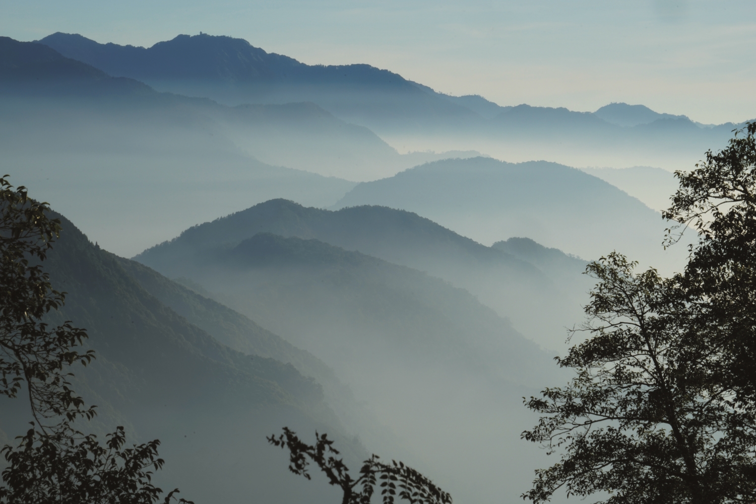 雲霧中水墨般的山巒/雪管處 提供(俞錚皞 攝)
