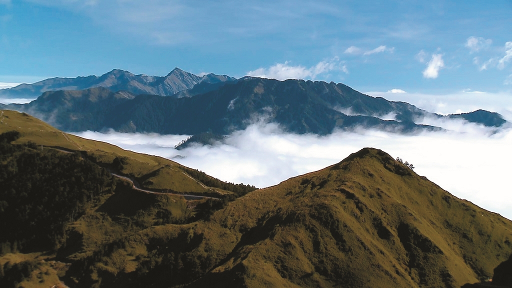 兩三千公尺的山峰在雲海簇擁下彷彿天上之島/玉管處 提供