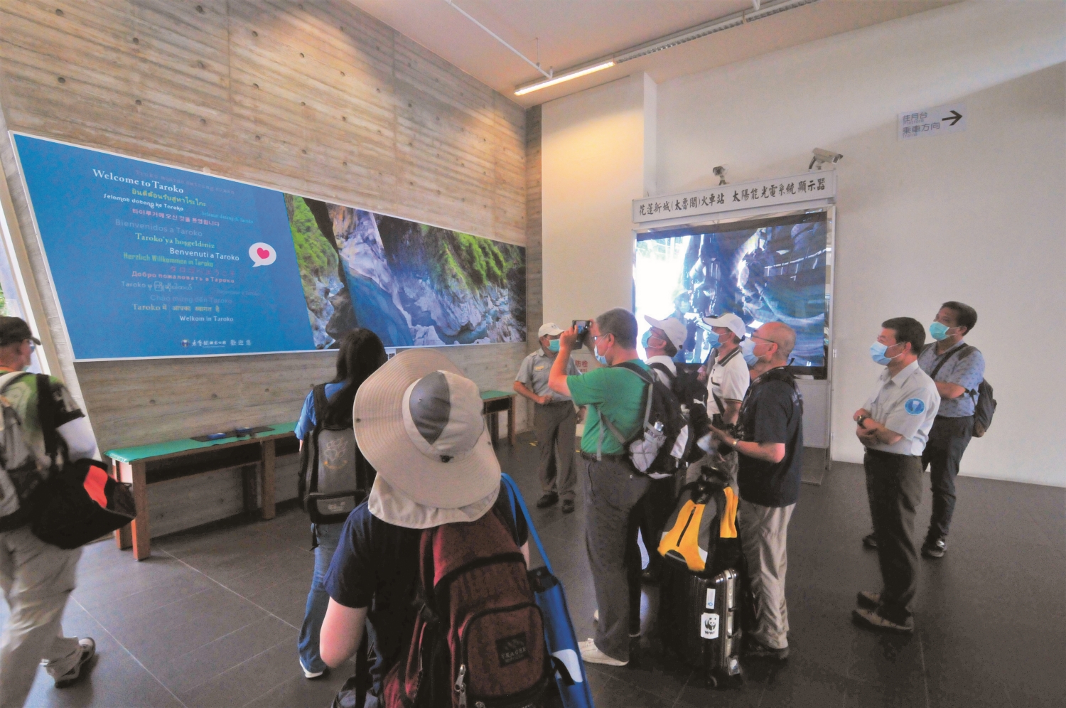 在車站大廳，不但展示太魯閣美景，更以多國語言問候國際遊客／太管處 提供