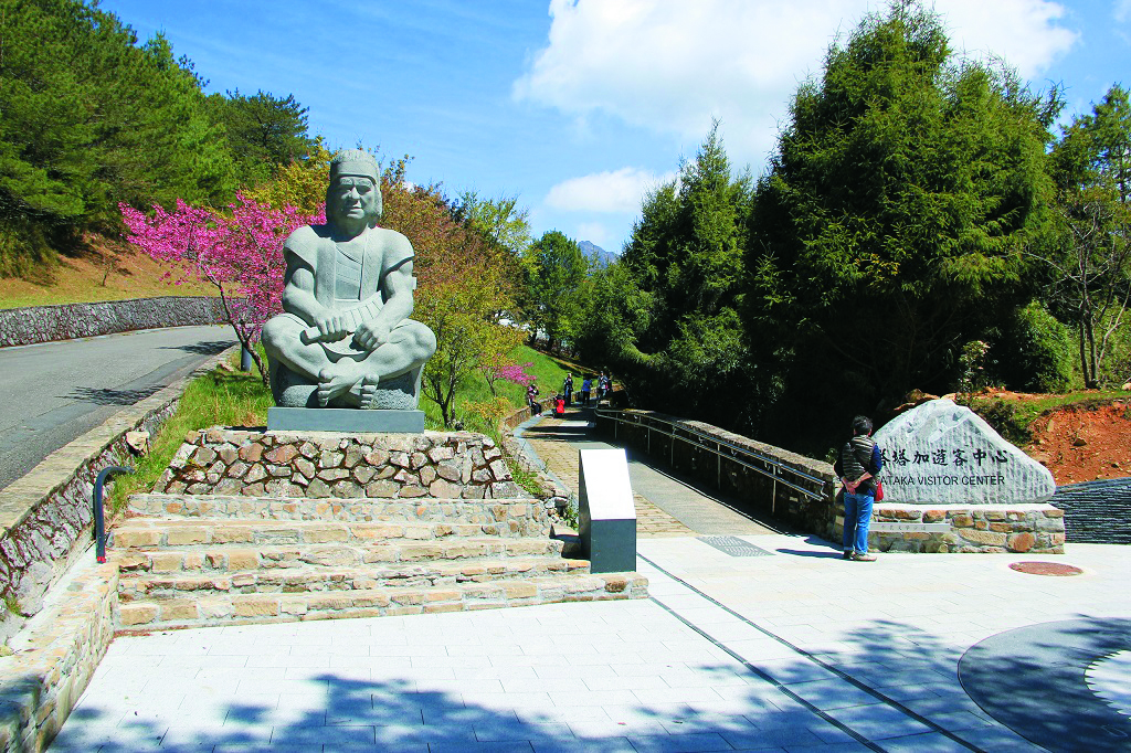 塔塔加入口廣場立有布農族勇士石雕／玉管處 提供