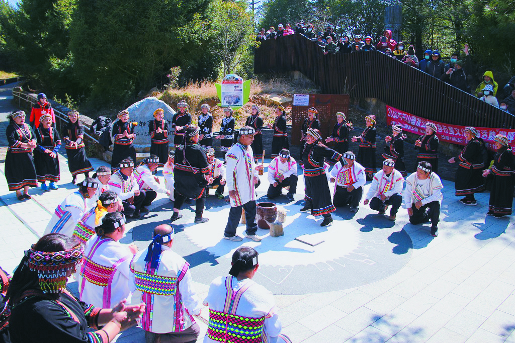 春節期間邀請布農族人於廣場進行文化展演／玉管處 提供