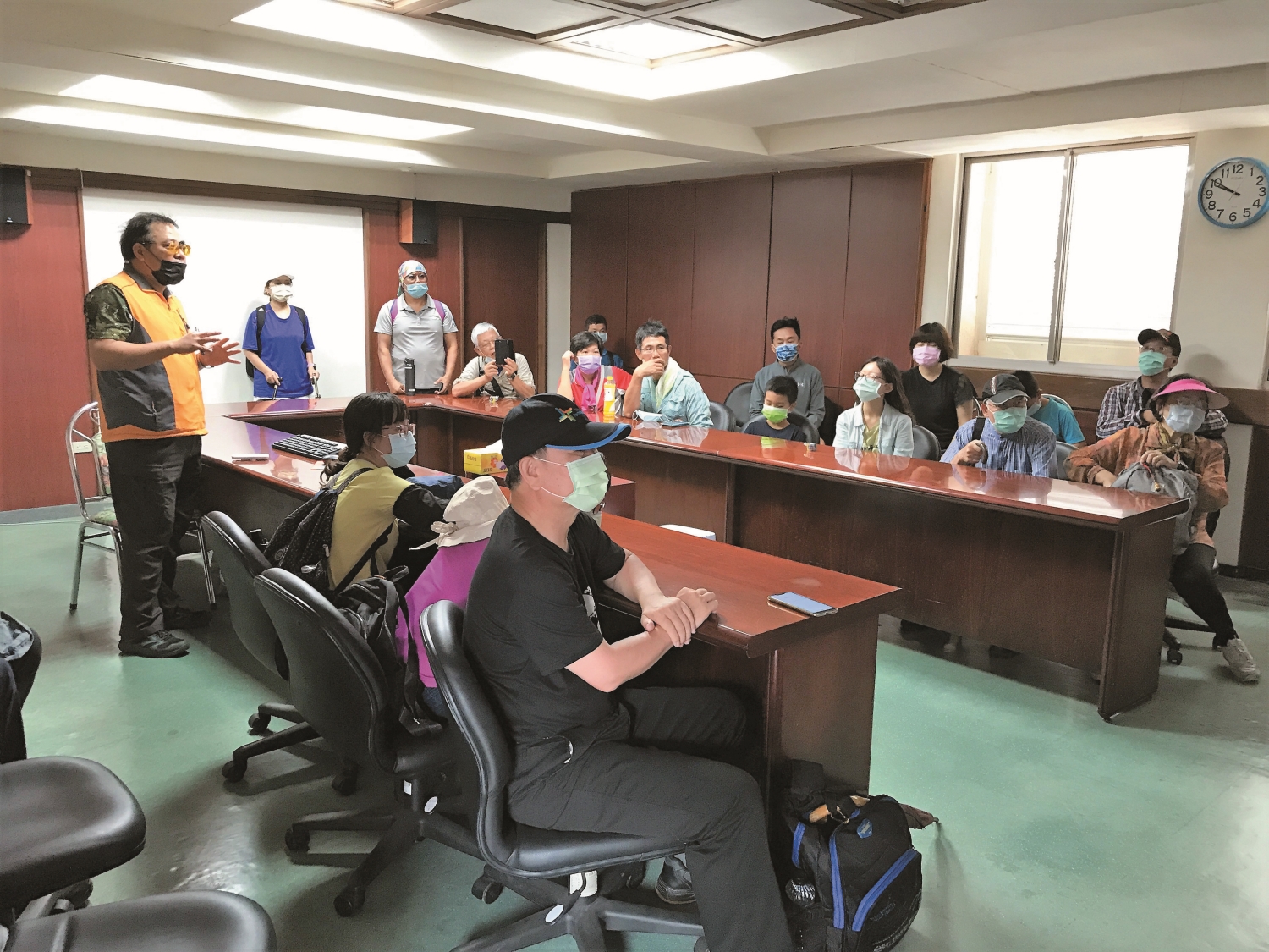 墾丁氣象站李寶同技正同時也是墾丁解說志工，正在為參訪民眾解說工作任務／墾管處 提供