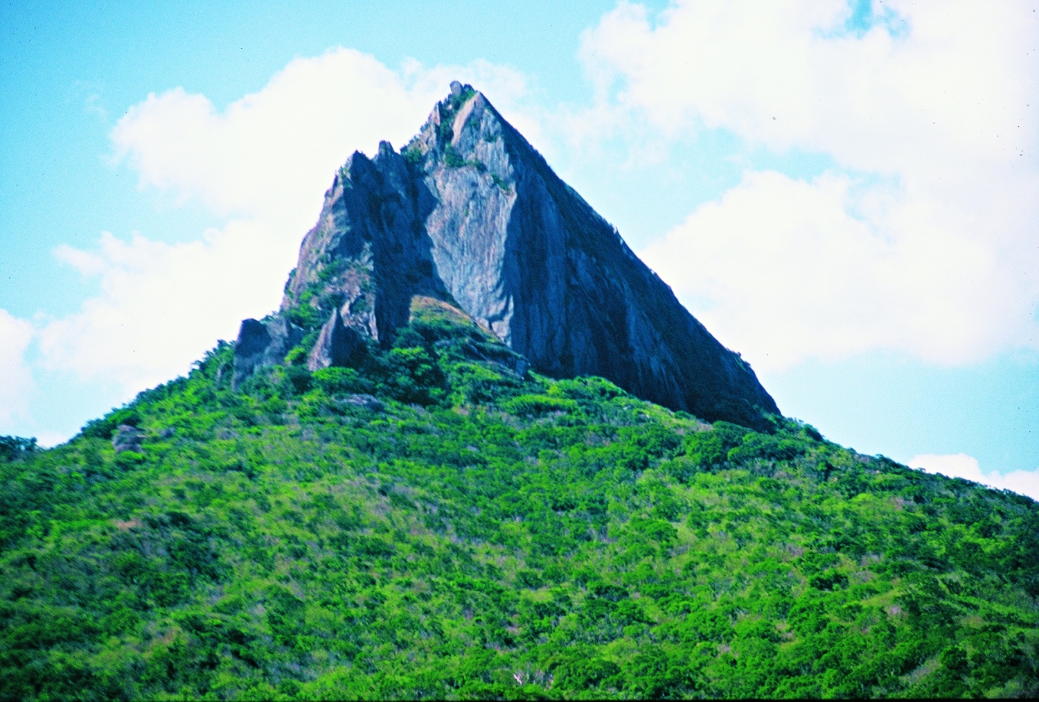 墾丁國家公園的地標─大尖石山/王鑫 提供