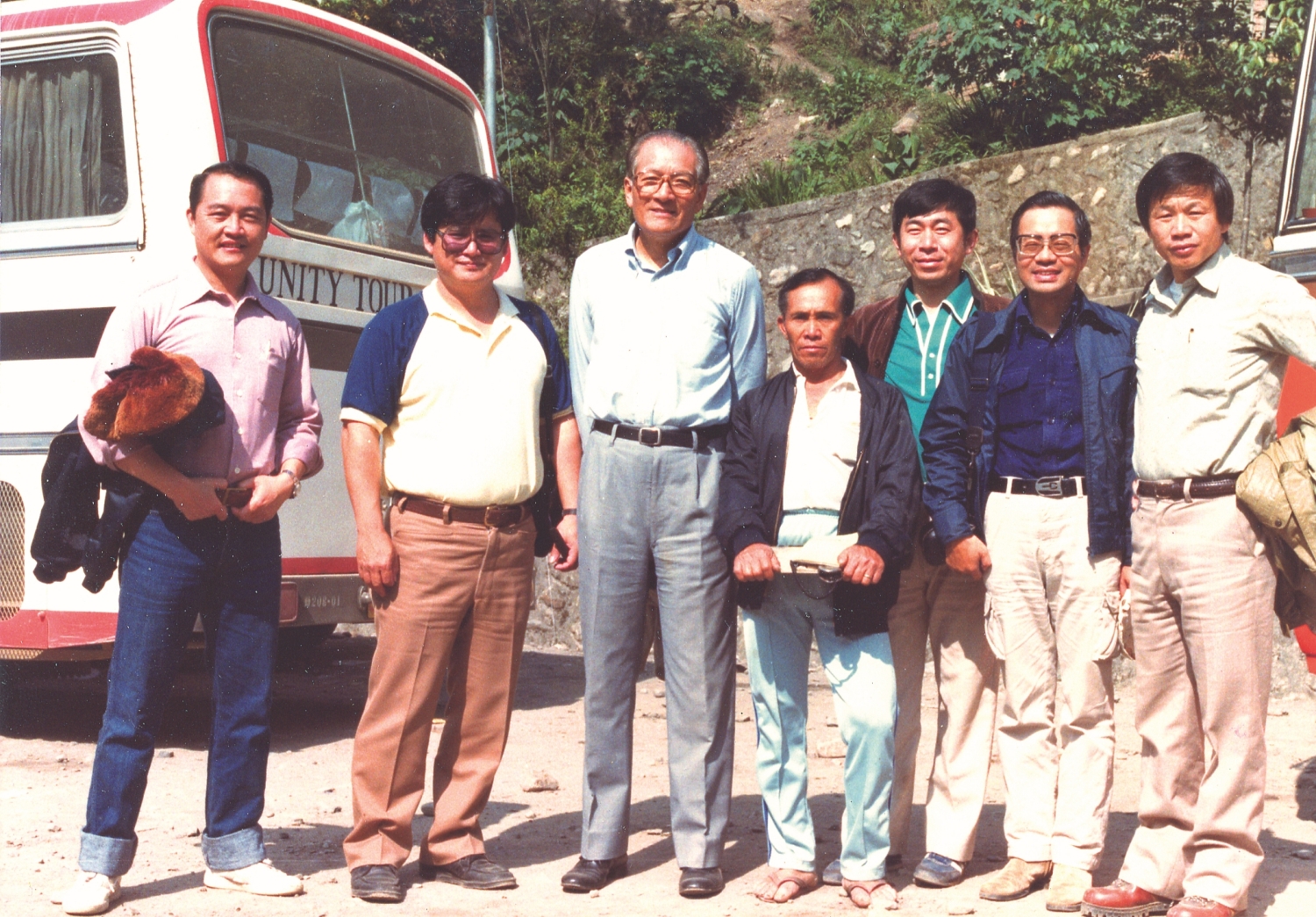 左起依序為行政院官員、張隆盛署長、費驊政務委員、原住民高山嚮導、王鑫(臺大地理系教授)、陳仲玉(中研院史語所研究員)、徐國士(林試所研究員)一同勘察玉山國家公園預定地/營建署國家公園組 提供