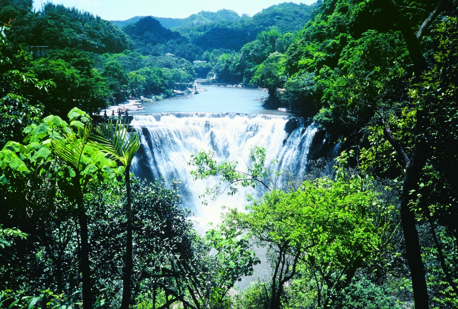 十分寮瀑布─早年風景區調查留影