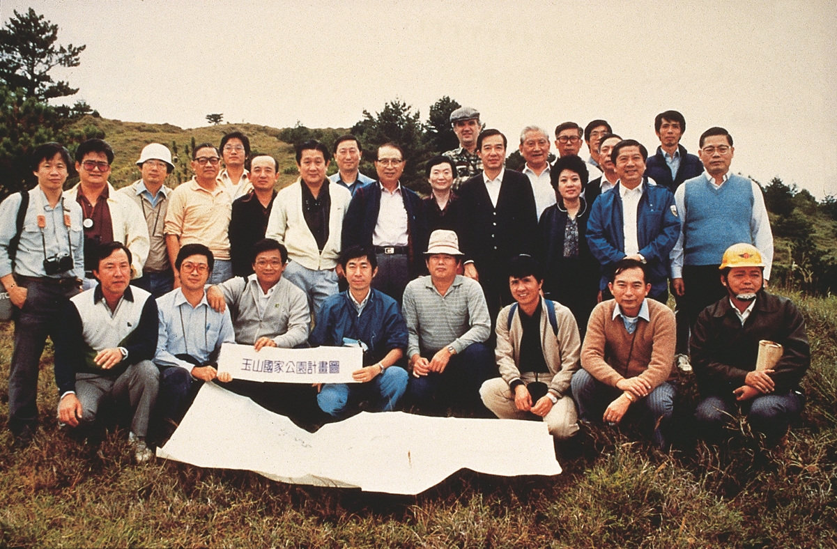 守護臺灣珍貴山林與人文資源、催生玉山國家公園的重要隊伍（上左一：徐國士、上左二：張隆盛、下左一：葉世文、下左四：王鑫、上右十：謝孝同）／內政部營建署 提供