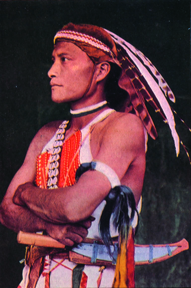 據推測,這張1945 年所拍下的照片中,鄒族原住民配戴的頭飾應為帝雉尾羽/公開版權(來源:https://sv.wikipedia.org/wiki/ Fil:Tsou_youth_of_Taiwan_(pre-1945). jpg)