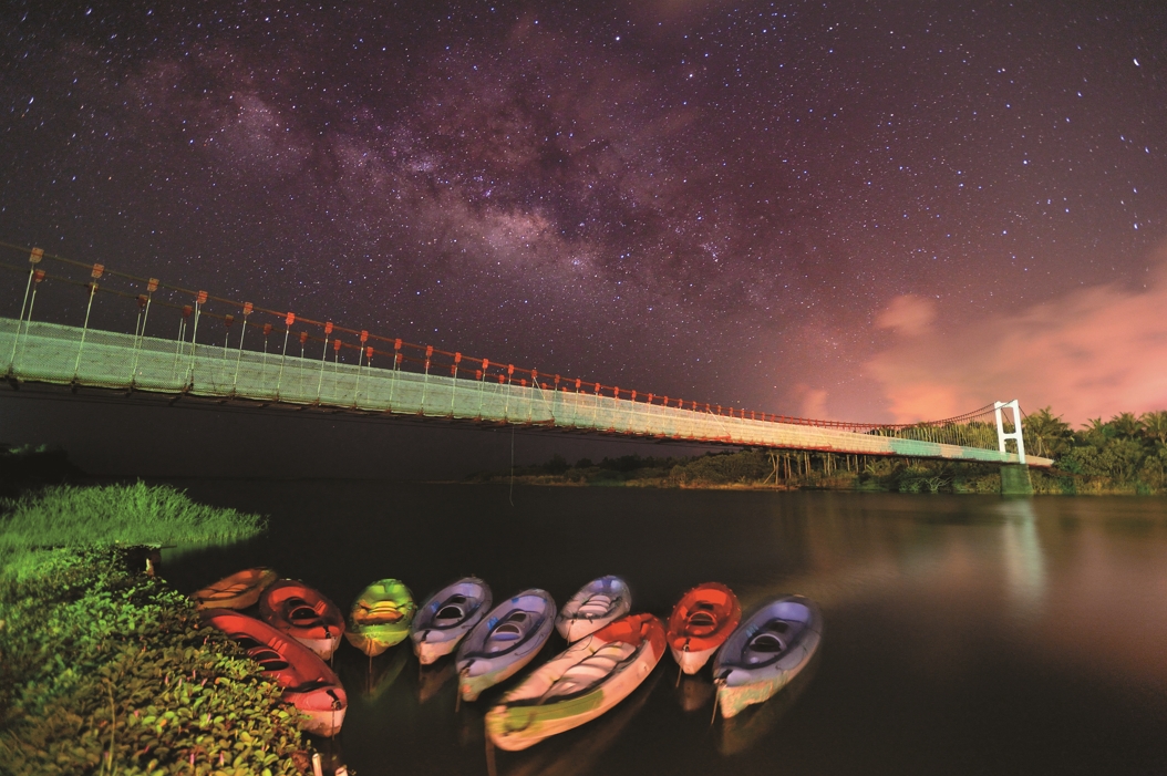 滿州港口吊橋夏季銀河/陳忠能 攝