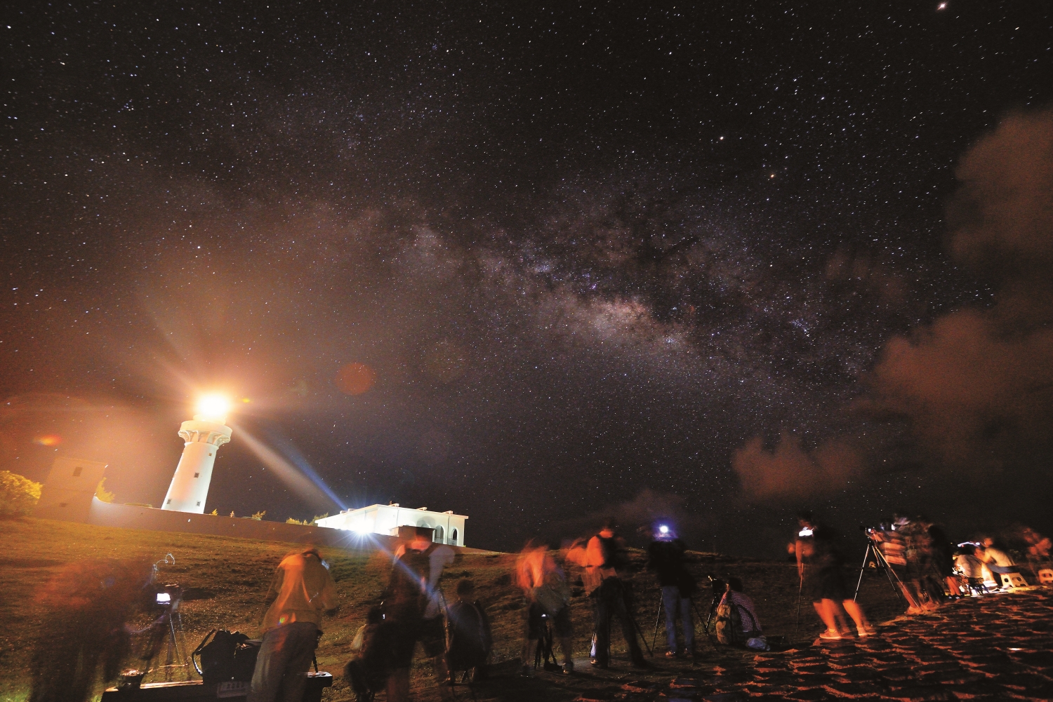 Stargazing at Eluanbi Lighthouse and tourists taking photos of the Milky Way at night. / Photo by Chung-Neng Chen
