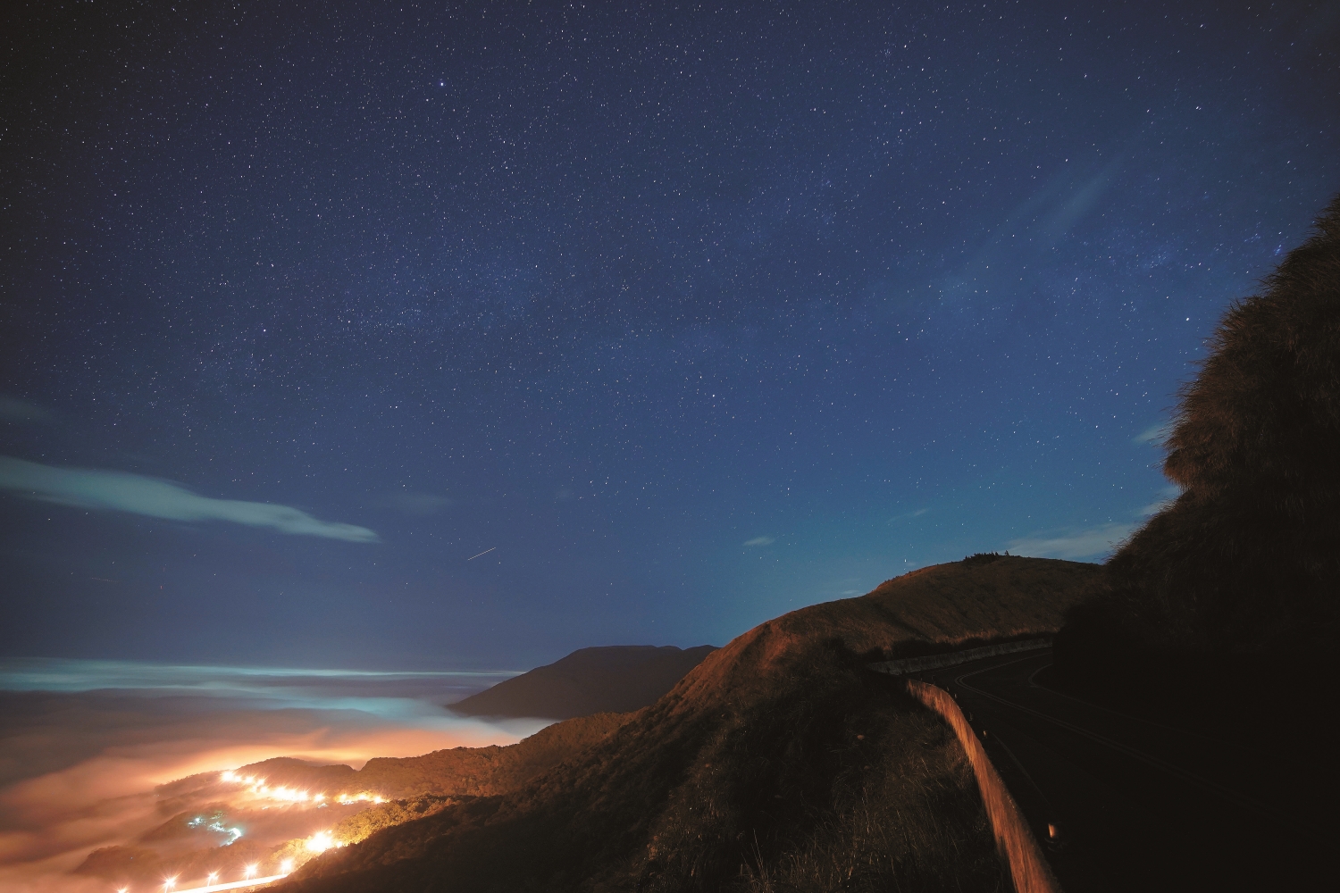 The flowing lights of Macao Bridge under the stars. / Photo by Ming- Huang Chen