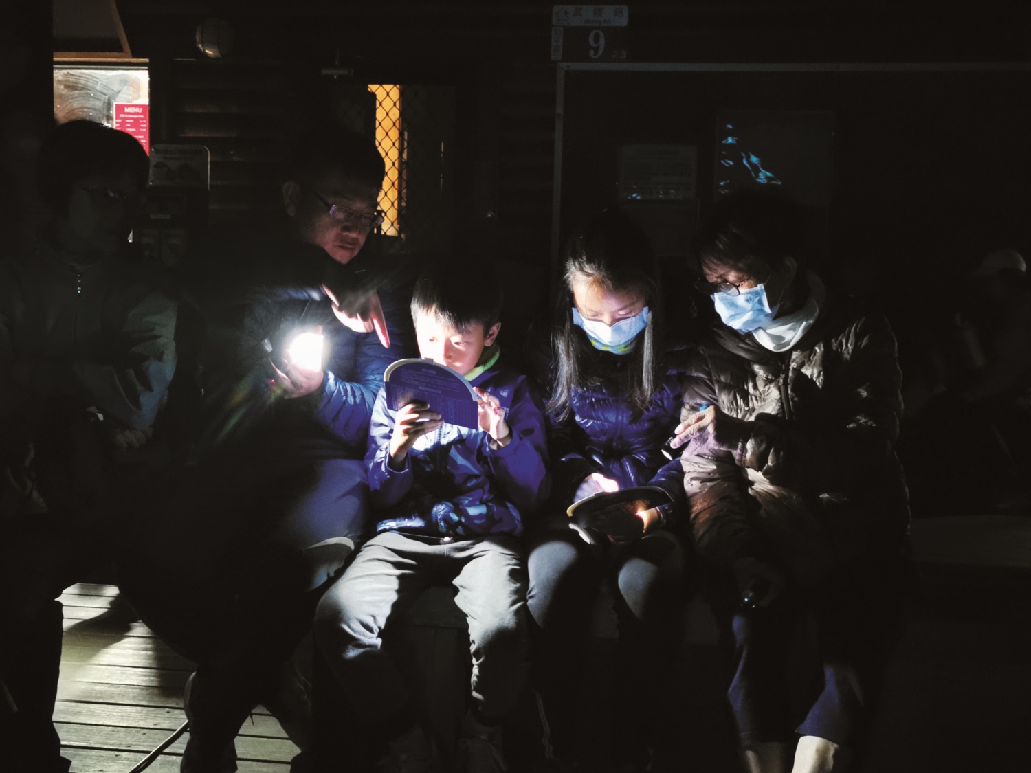 Families participating in stargazing activities carefully study the information on the planisphere. / Provided by Shei-Pa National Park Headquarters (Photo by Yen-Ling Chang)