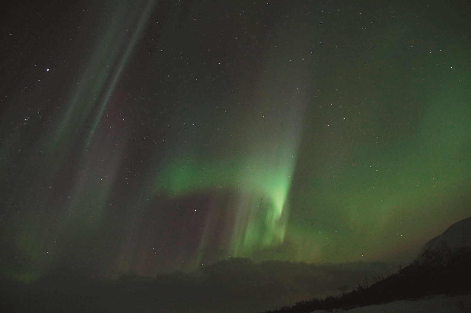 壯麗的極光來自太陽的帶電粒子與地球大氣層中的氣體相互作用／ MartinStr 提供（資料來源：https://pixabay.com/photos/northern-lights-sweden-lapland-225441/）