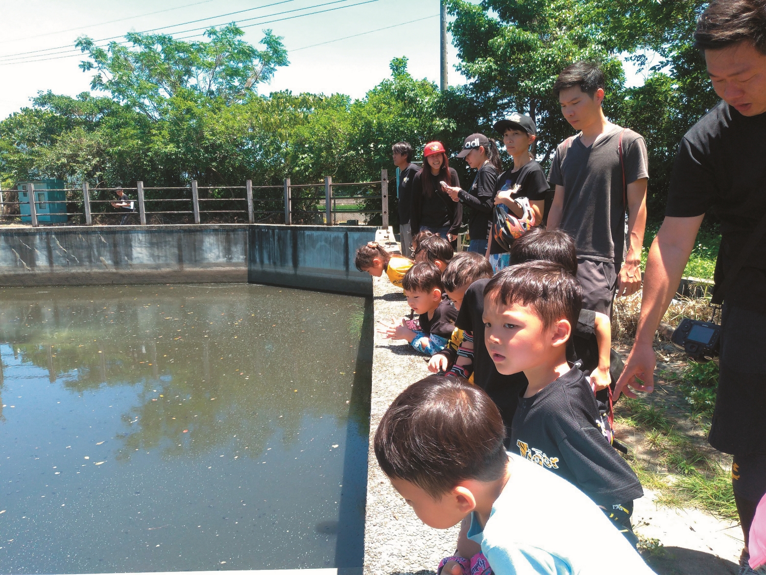 小朋友正在參觀曝氣氧化塘