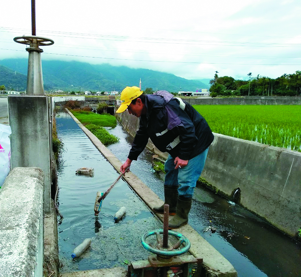 清除進水渠道攔污柵欄前的垃圾