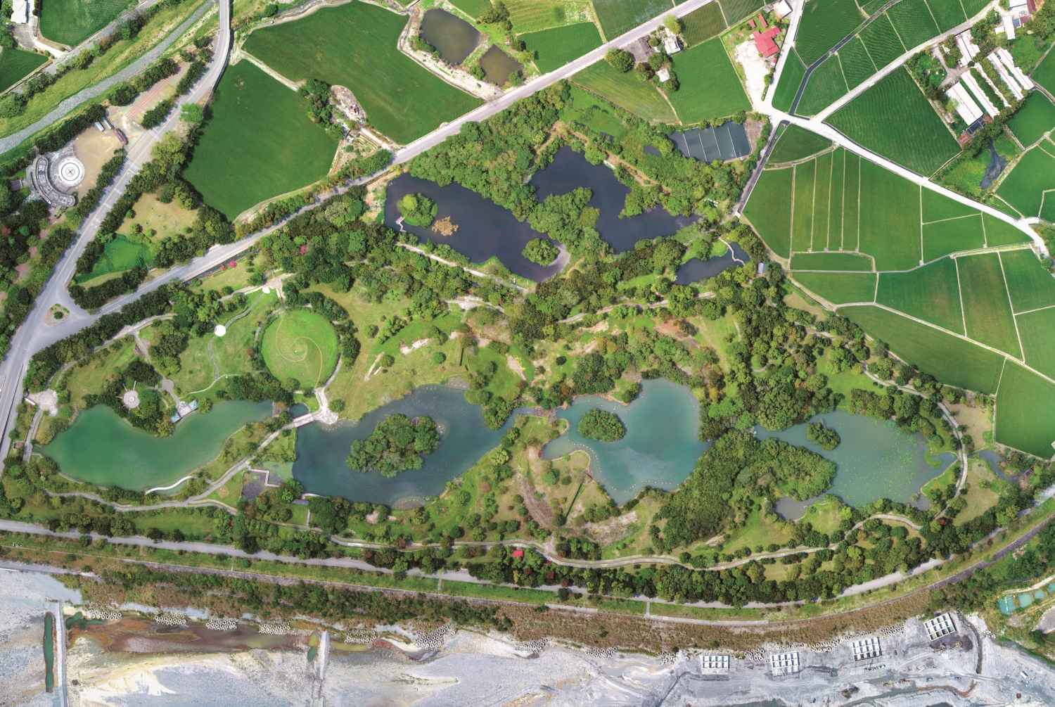 關山人工濕地比鄰關山親水公園，景觀相互融合