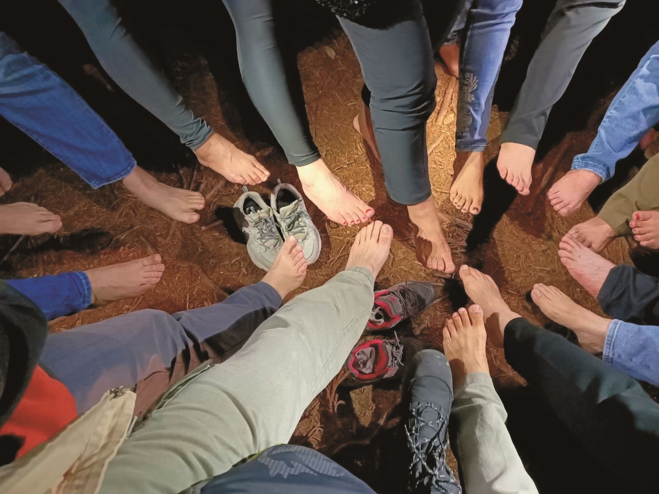 脫鞋行走／洪敏榮 提供