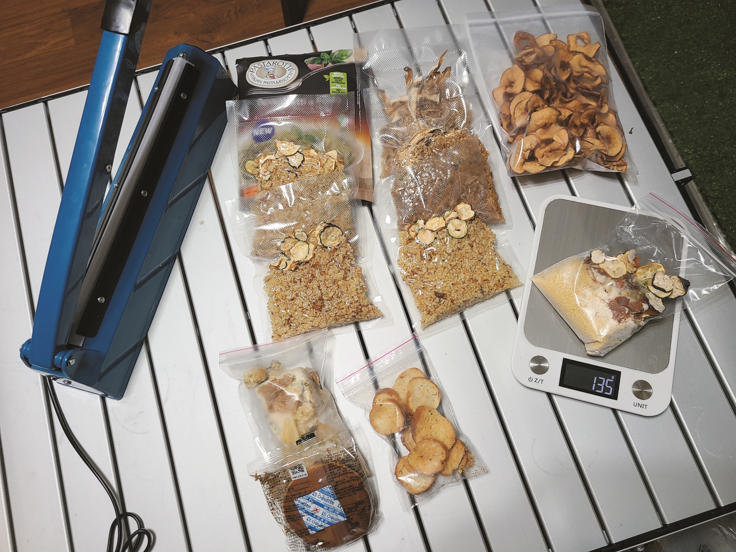 根據每餐或每次食用的份量分裝，並增加乾燥食物的比例，不易腐壞又可減輕重量／蔡銘哲 提供