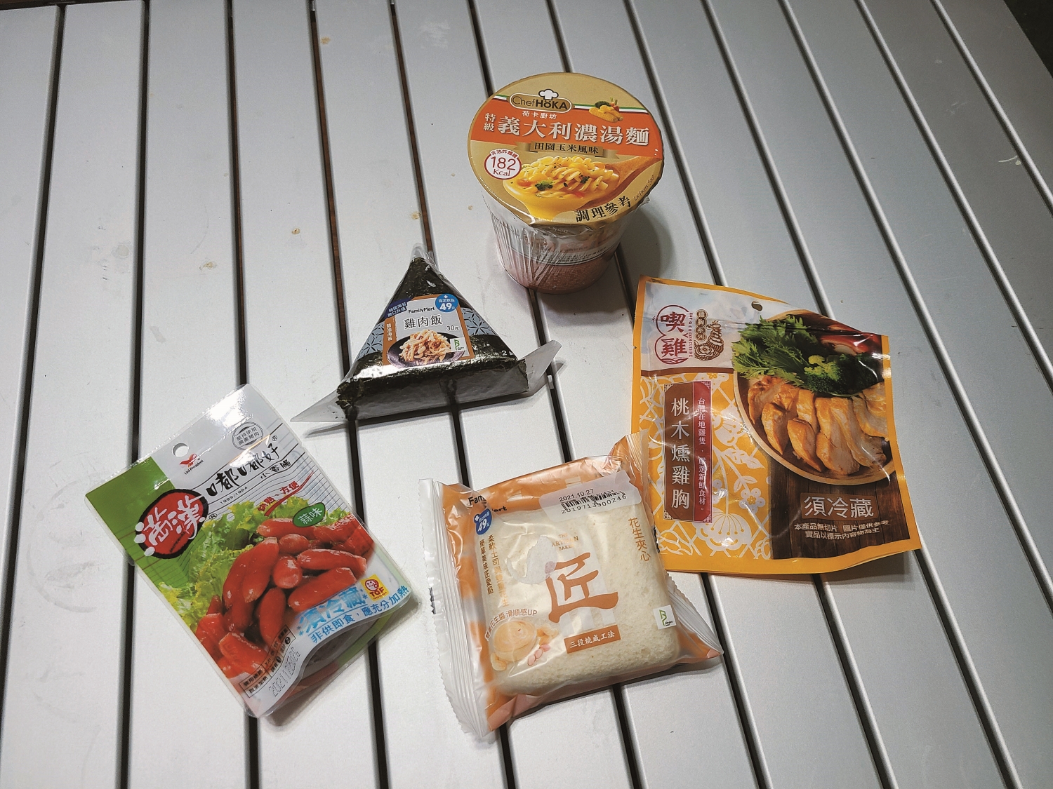 便利商店販售的小包裝食物也是登山客的好選擇／蔡銘哲 提供