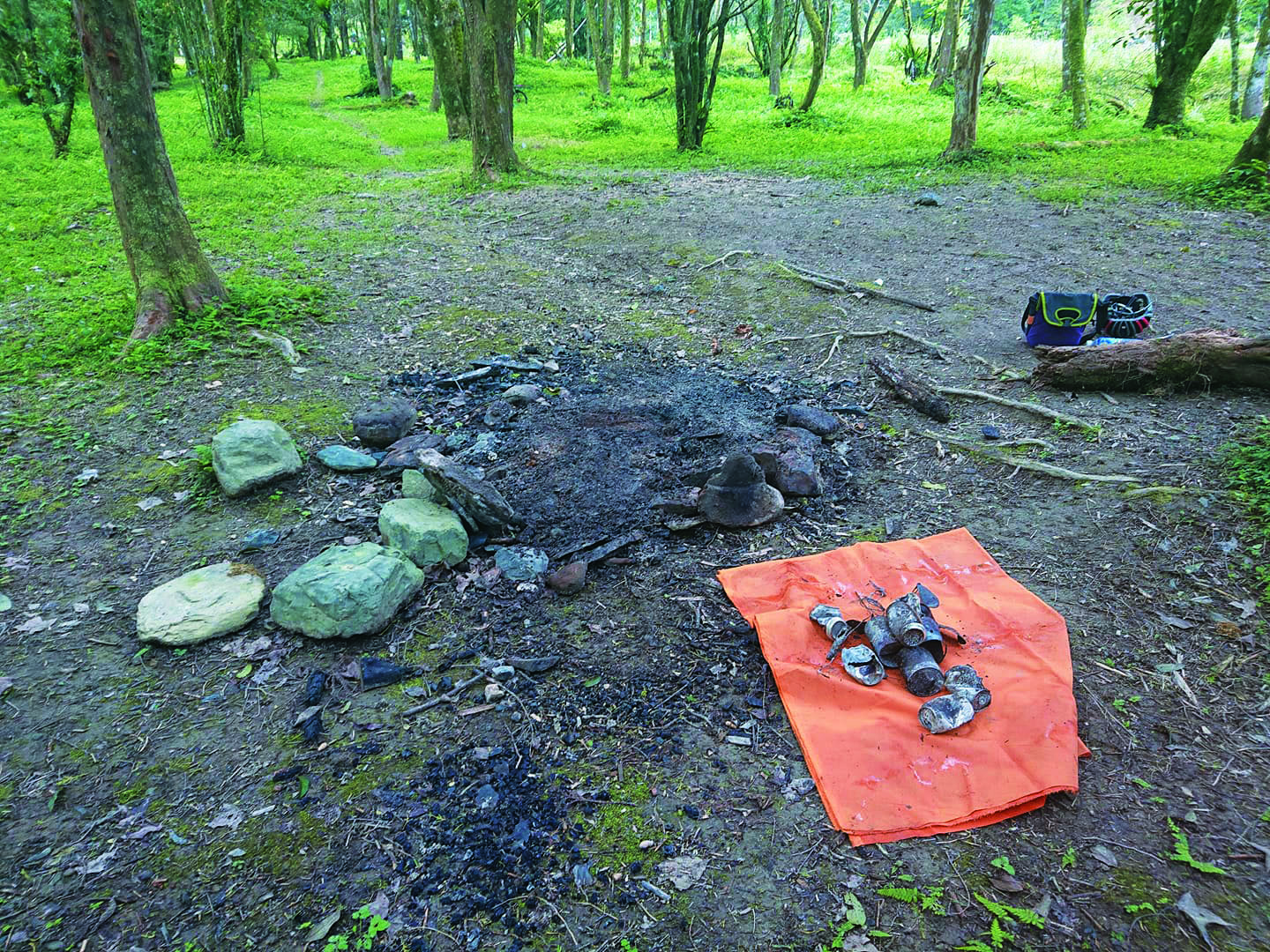 為了烹煮不合適的食材，部分登山客冒險在野地生火烹調／ 蔡銘哲 提供