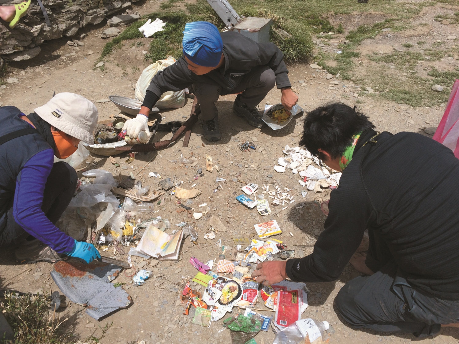 山屋周遭的垃圾中有許多食物包裝，不但容易吸引動物，還可能導致誤食／出去玩協會 提供