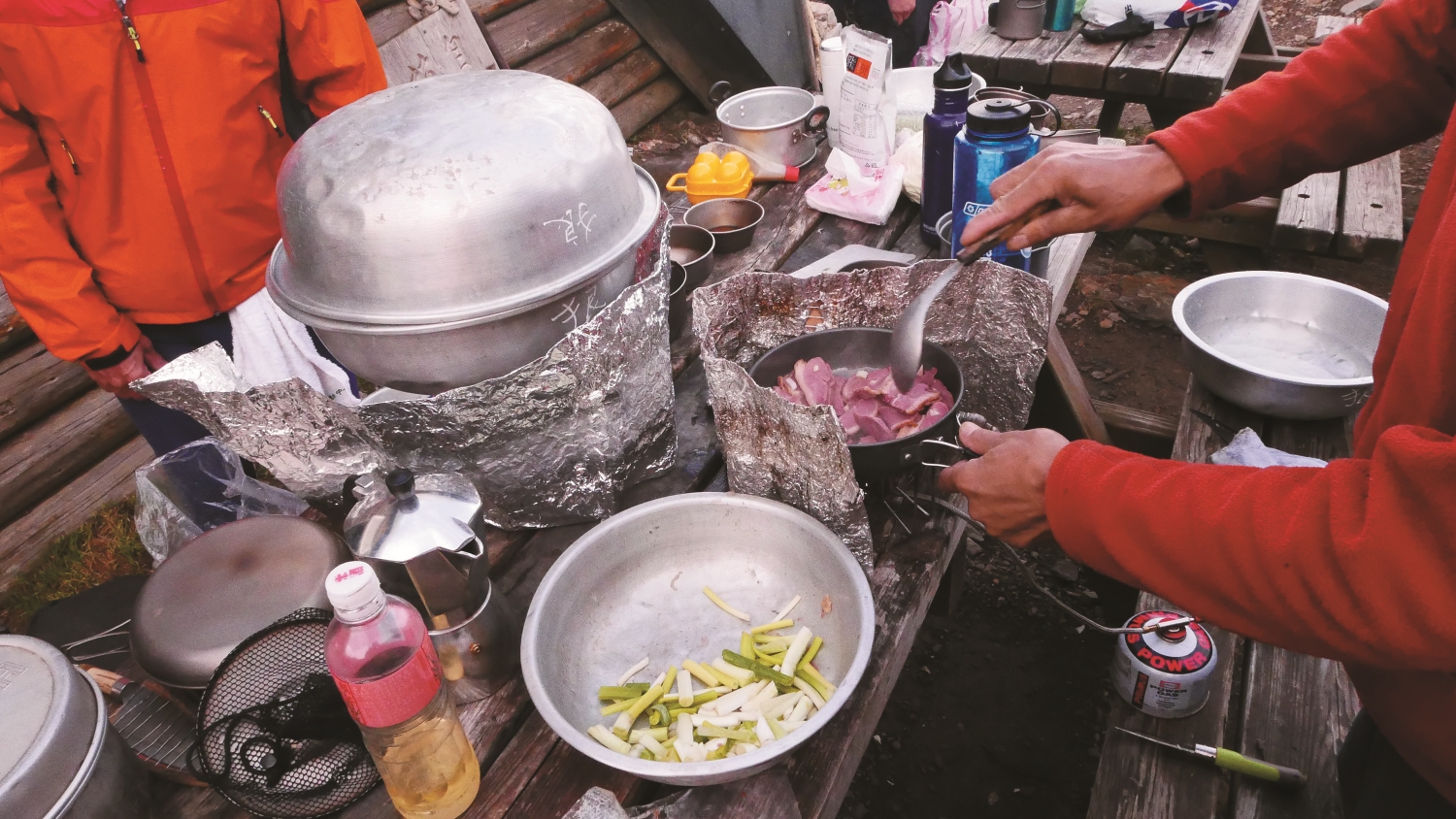 先在山下處理好食材，到山上既能節省烹調時間，也可減少垃圾和廚餘／蔡銘哲 提供