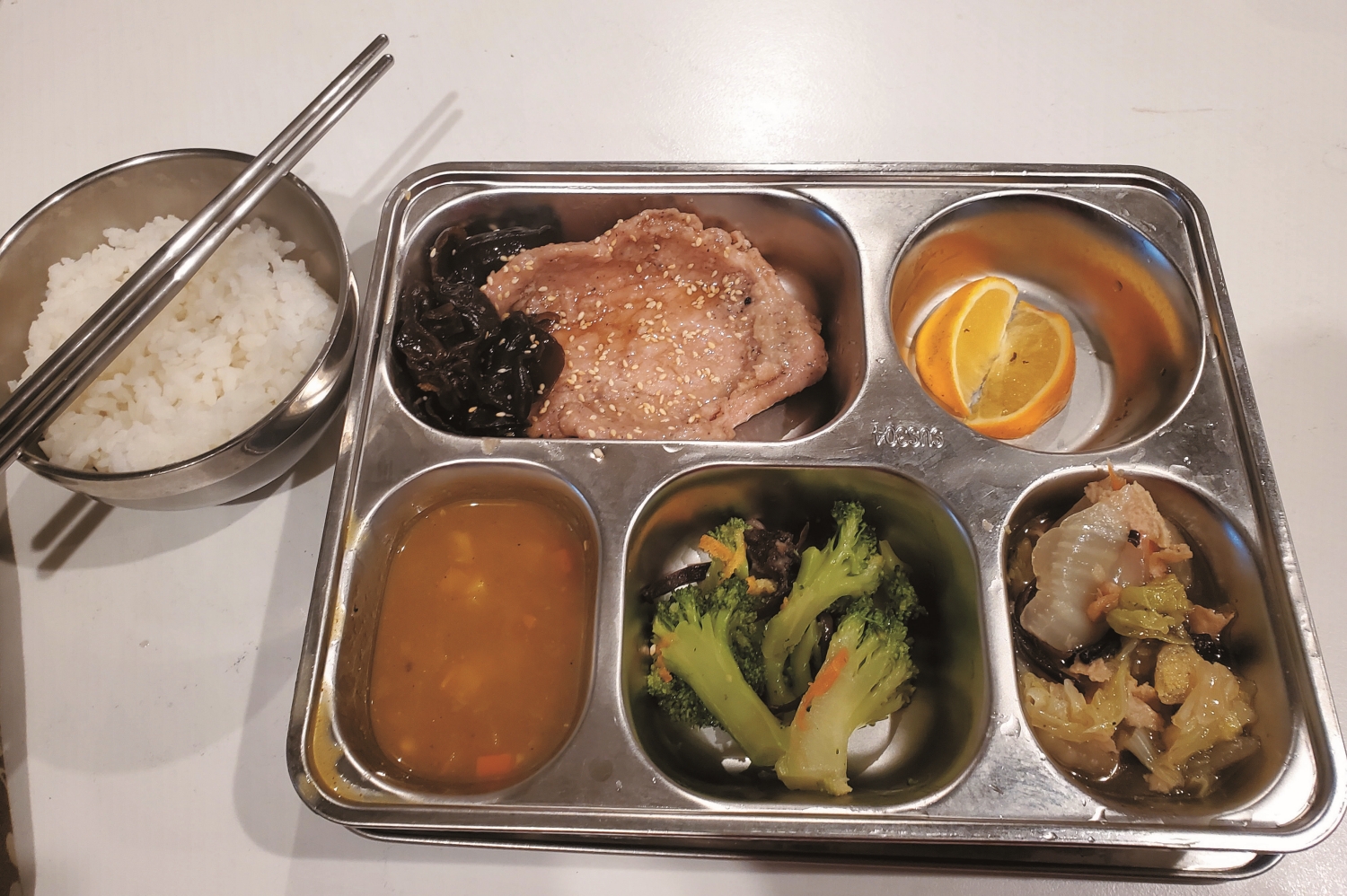 排雲山莊豬排餐點／玉管處 提供