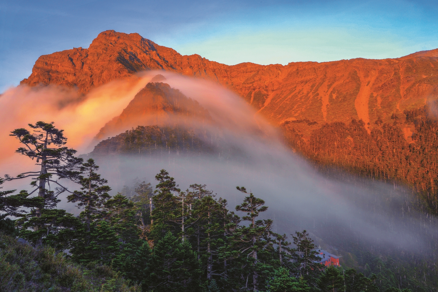 山屋在大自然中顯得如此渺小，希望登山客也都能自我提醒，在自然中盡量縮小自己的存在，敬山、愛山／何小綠 攝