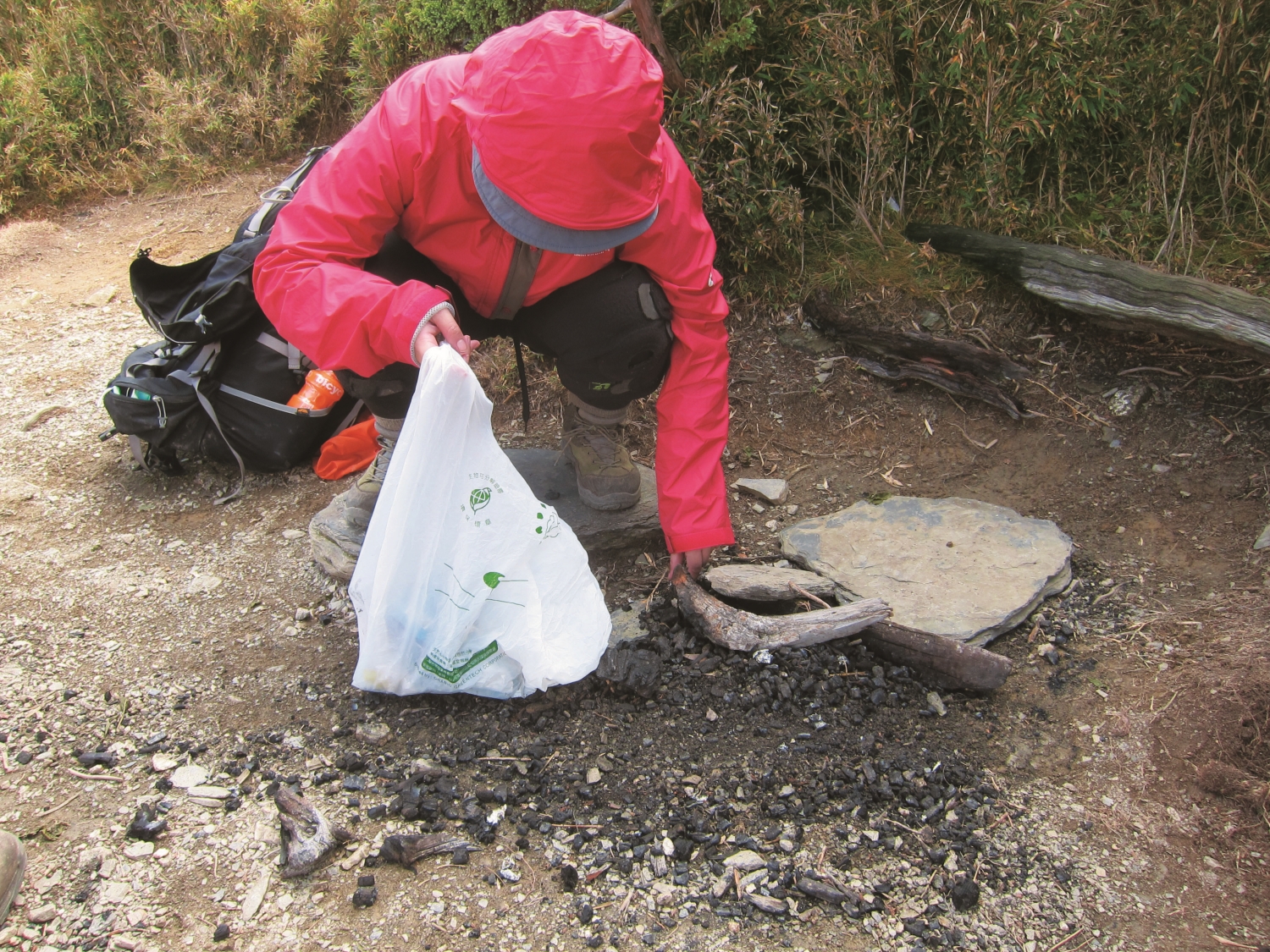 南湖北山清理山友違規生火留下之木炭／出去玩協會 提供