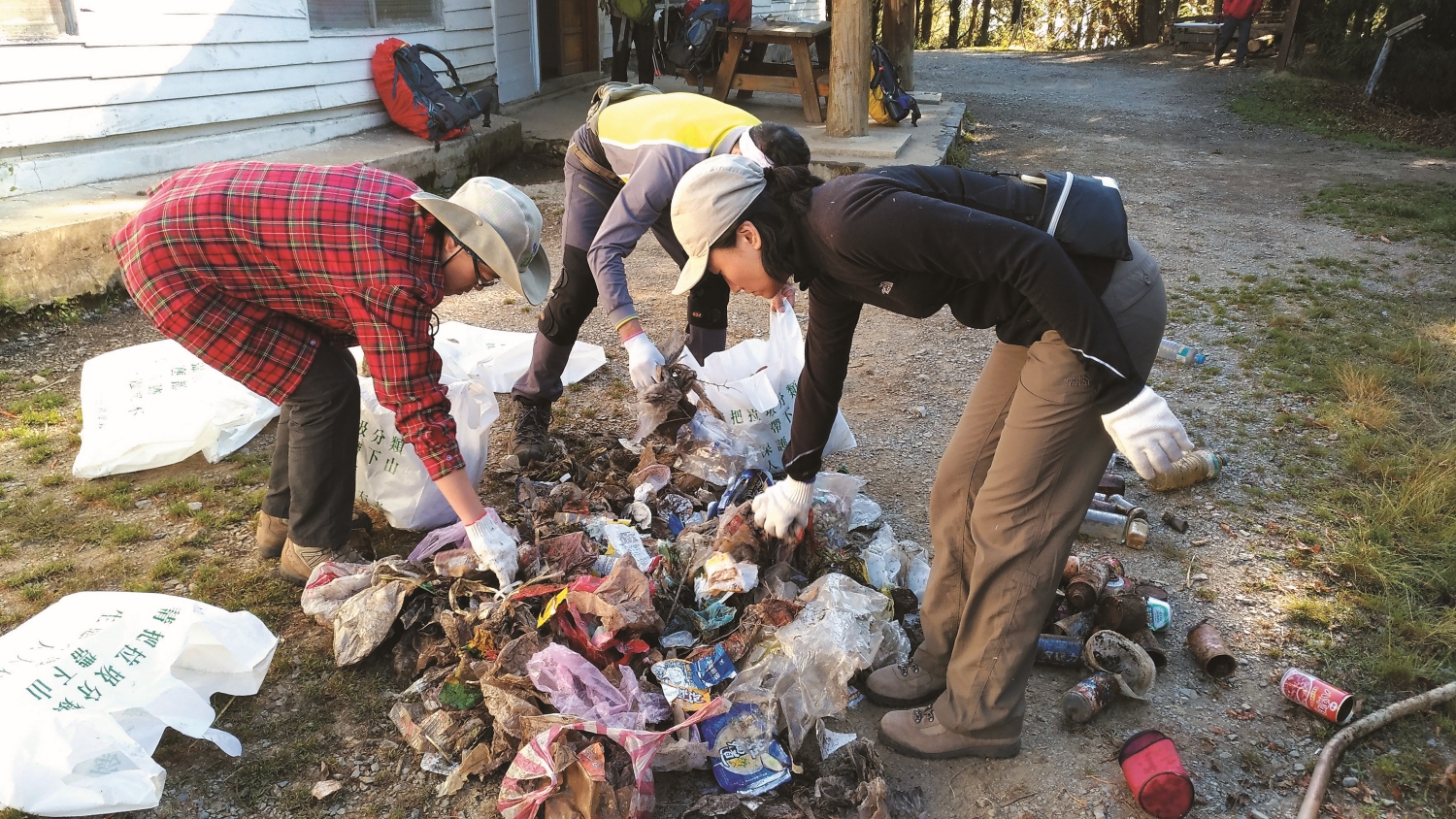 於雪山七卡山莊處理散落及埋進土中的垃圾並分類／出去玩協會 提供