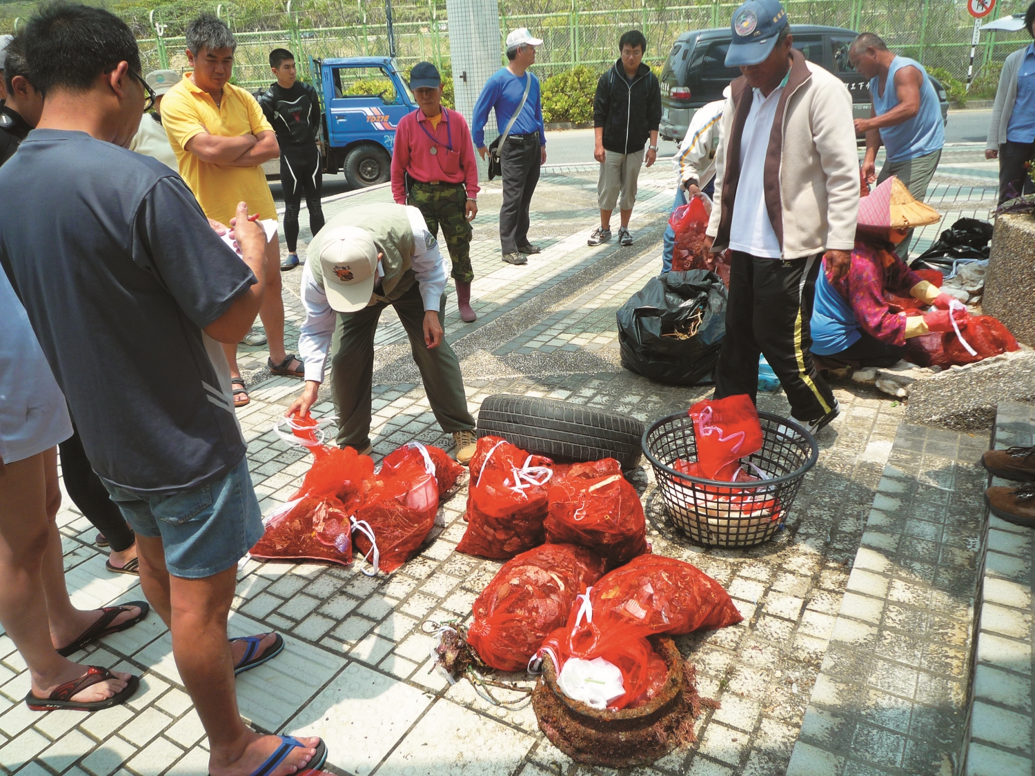眾人檢視淨海成果／黃興倬 提供