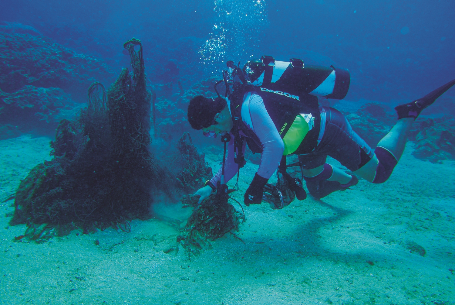 對珊瑚礁及水中生物造成嚴重威脅的廢棄魚網／黃興倬 提供