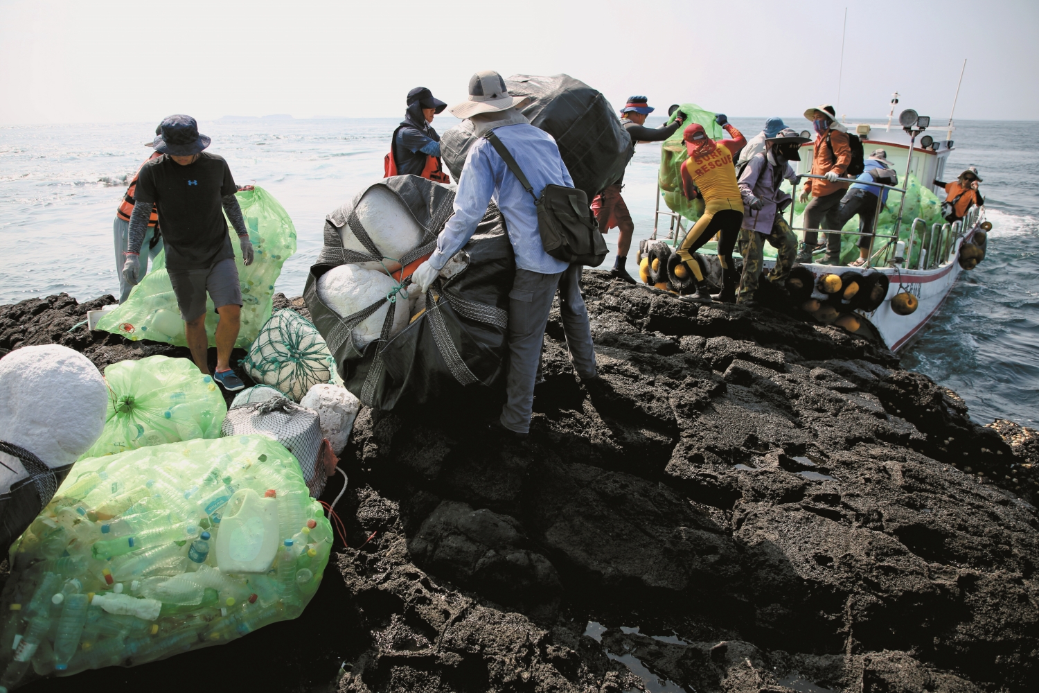 以吊掛、渡礁、人力搬運等方式進行清運／吳明翰 攝