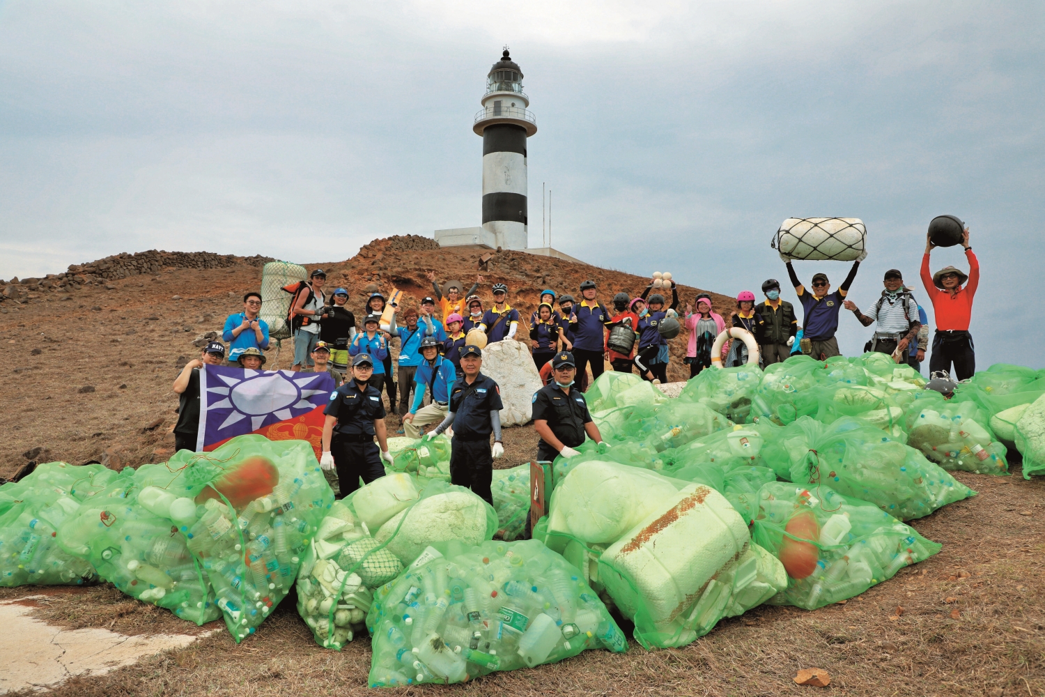 特戰志工、錦湖國小、海管處與在地夥伴攜手合作，展現清除成果／吳明翰 攝