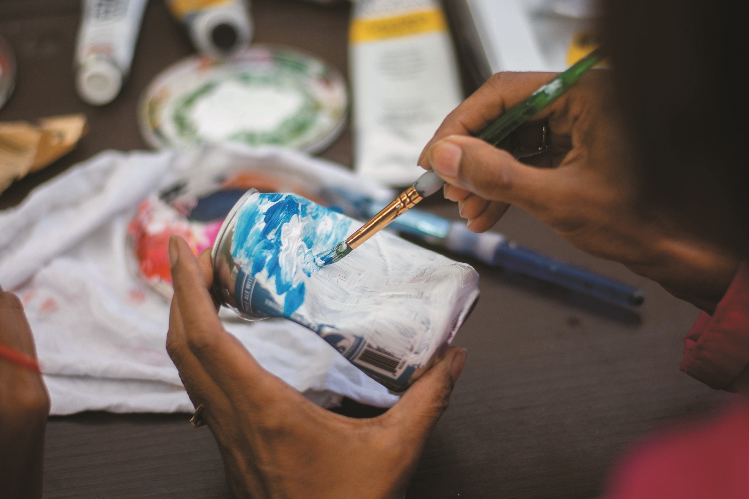 藝術家邀請遊客在回收物上創作／ NPS Photo 提供（Mary Lewandowski 攝）