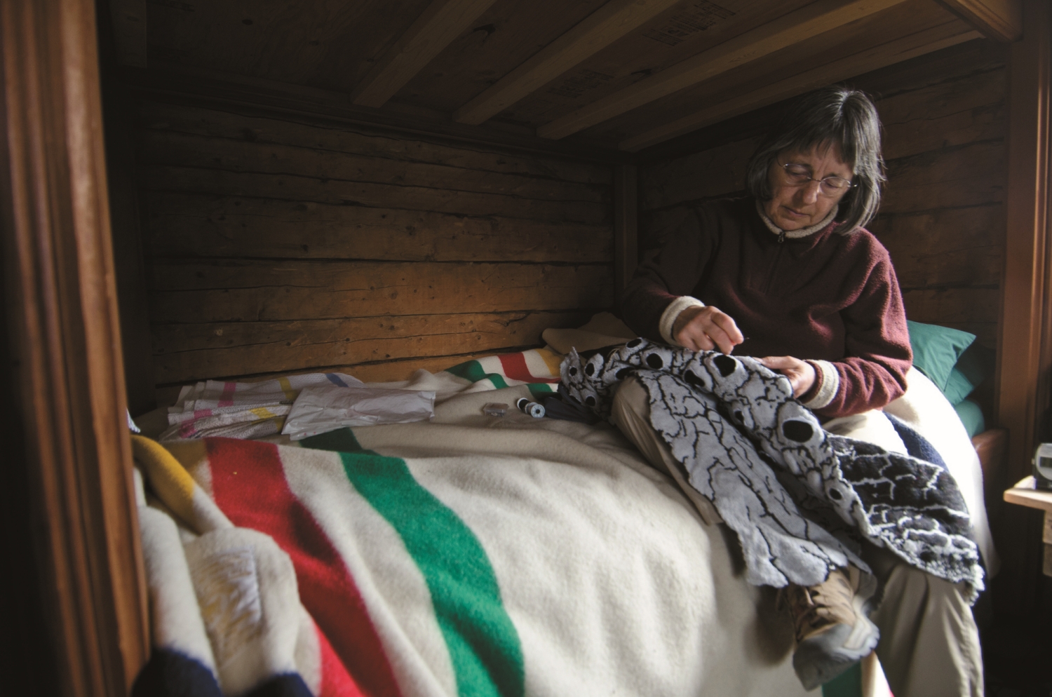 George-Ann Bowers 在小屋中完成編織作品／ NPS Photo 提供（Katie Thoresen 攝）