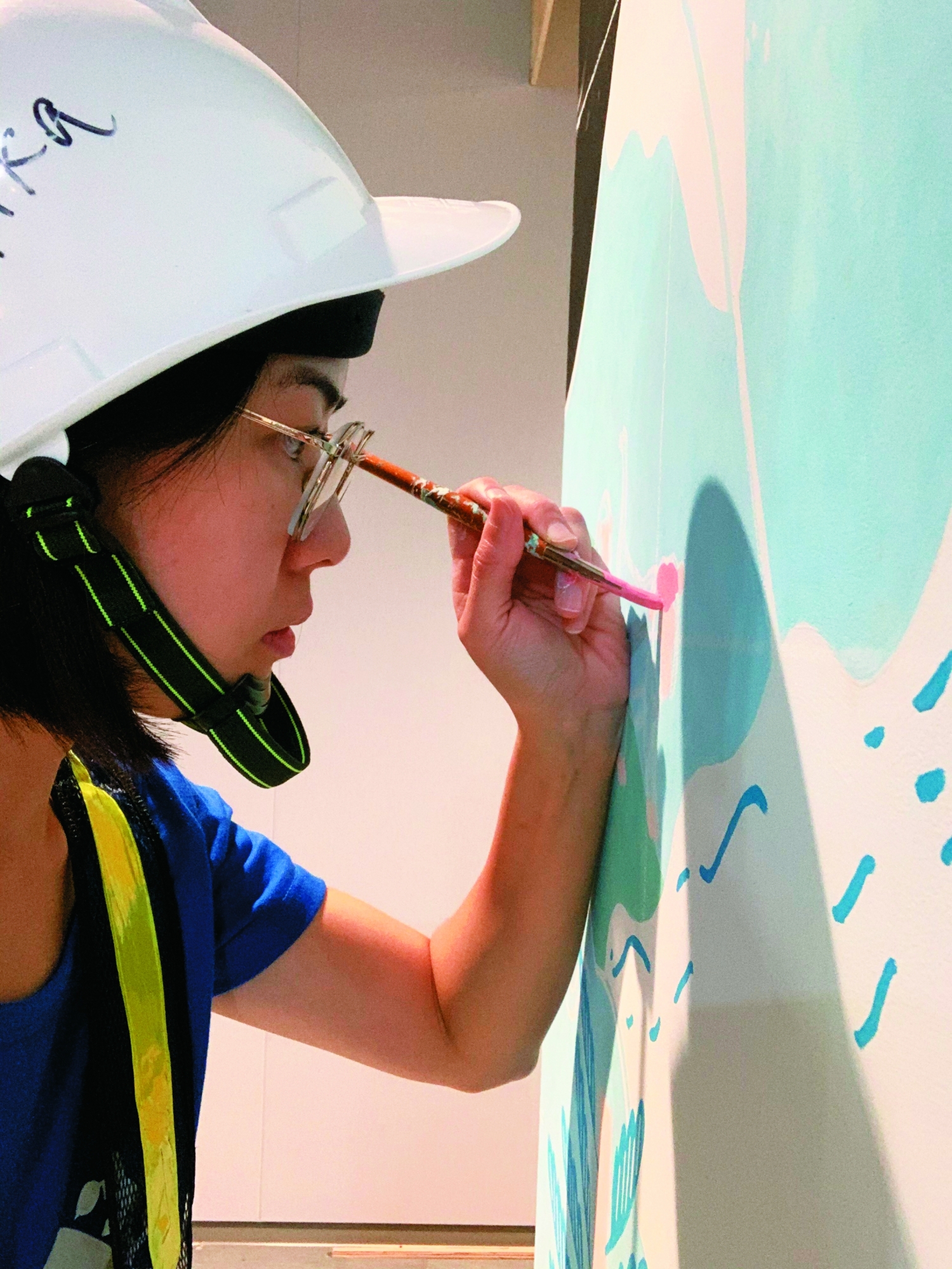 正全神貫注繪製壁畫的陳又凌／陳又凌 提供