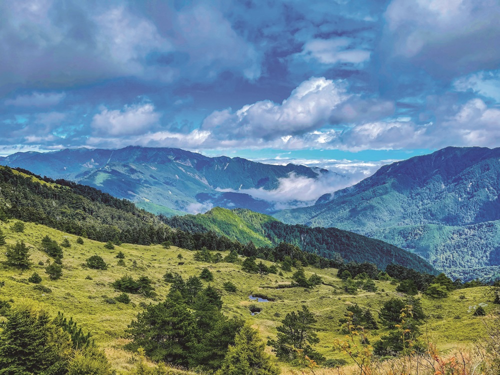 The diversity of alpine parks attracts countless pilgrimage visitors / Photo by Alex Shih on Xiaoqilai Trail