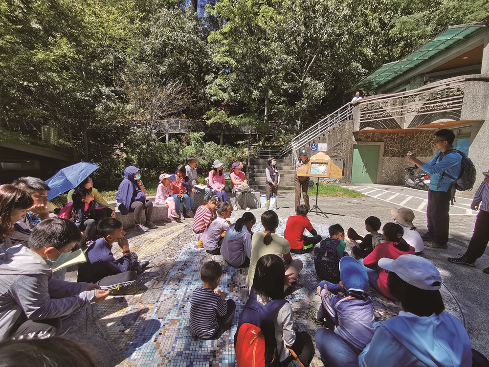 Families learn about the wonder of nature through The Story of Salmon / Provide by Shei-Pa National Park Headquarters