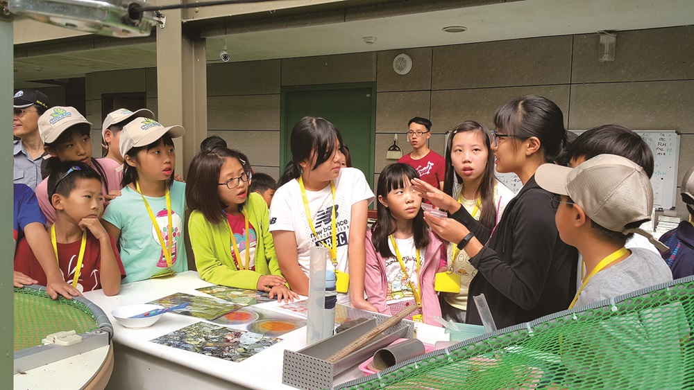 Teach students in-depth knowledge of Formosan
landlocked salmon ecology through tours /Photos provided by Shei-Pa National Park Headquarters