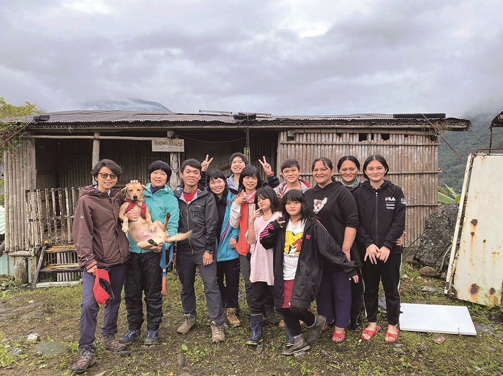 ｜成功克服「男編女織」傳統，致力於太魯閣編織教學的都姆恩．馬邵（右三）／歌勒文傳工作室 提供