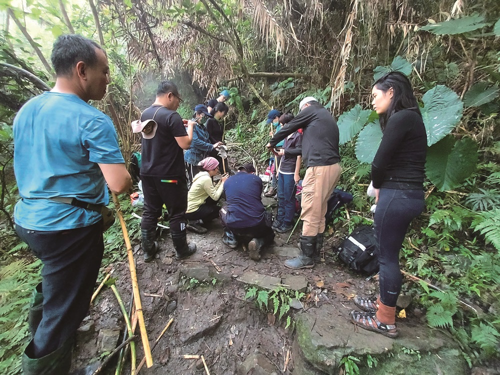 ｜引導學員們以不破壞生態的方式，採集所需的生藤／歌勒文傳工作室 提供