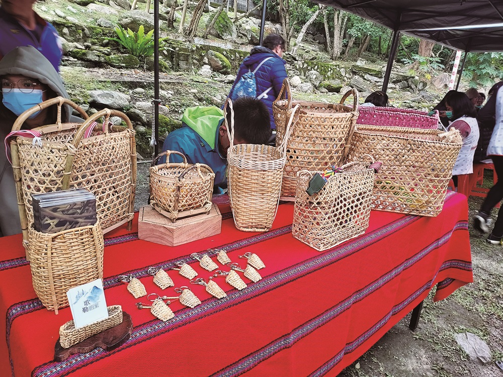 ｜販售編織而成的藤藝品，使生態—經濟循環順暢運行／歌勒文傳工作室 提供